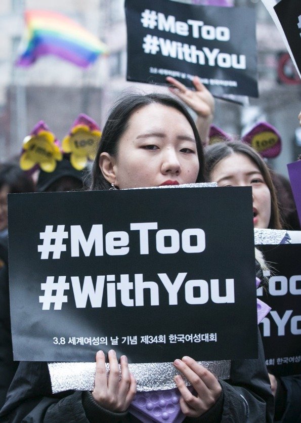 Prokurátorka Suo Či-hjun se stala hrdinkou kampaně MeToo, vystoupila proti vrchnímu prokurátorovi Ahn Te-gounovi. Její výpověď ho pošle na 2 roky do vězení.