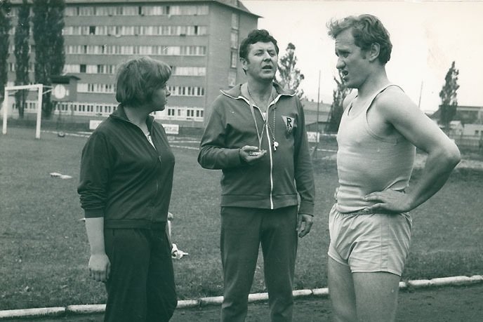 1972, Metráček: Markéta Světlíková, Vítězslav Jandák (vpravo) a Jiří Vala. 
