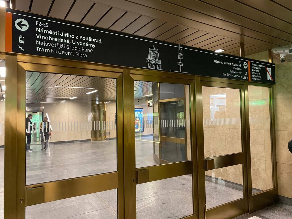 Naleštěná stanice Jiřího z Poděbrad po deseti měsících přivítala první cestující. Nové jsou obklady, eskalátory, vzduchotechnika, ale i navigační systém