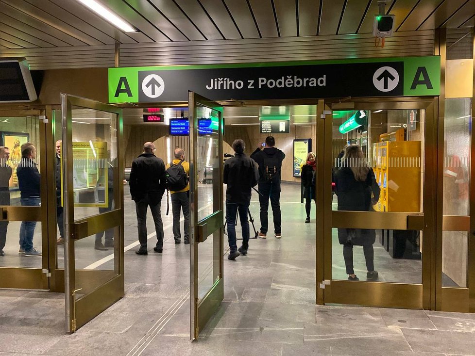 Naleštěná stanice Jiřího z Poděbrad po deseti měsících přivítala prví cestující. Nové jsou obklady, eskalátory, vzduchotechnika ale i navigační systém