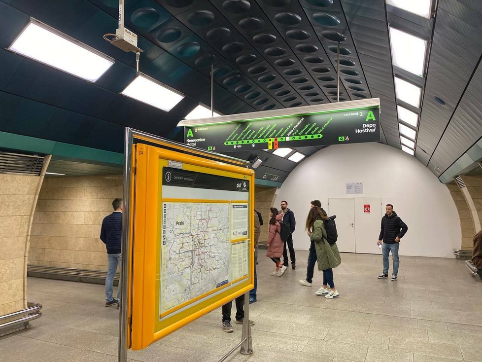 Naleštěná stanice Jiřího z Poděbrad po deseti měsících přivítala první cestující. Nové jsou obklady, eskalátory, vzduchotechnika, ale i navigační systém