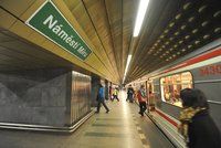 „Áčko“ nejezdilo hodiny. Nehoda zastavila provoz metra mezi Želivského a Náměstí Míru