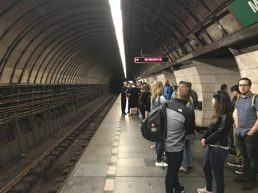 Ve stanici Muzeum na lince A nestaví metro ve směru Depo Hostivař. Stejné omezení bude čekat i opačný směr.