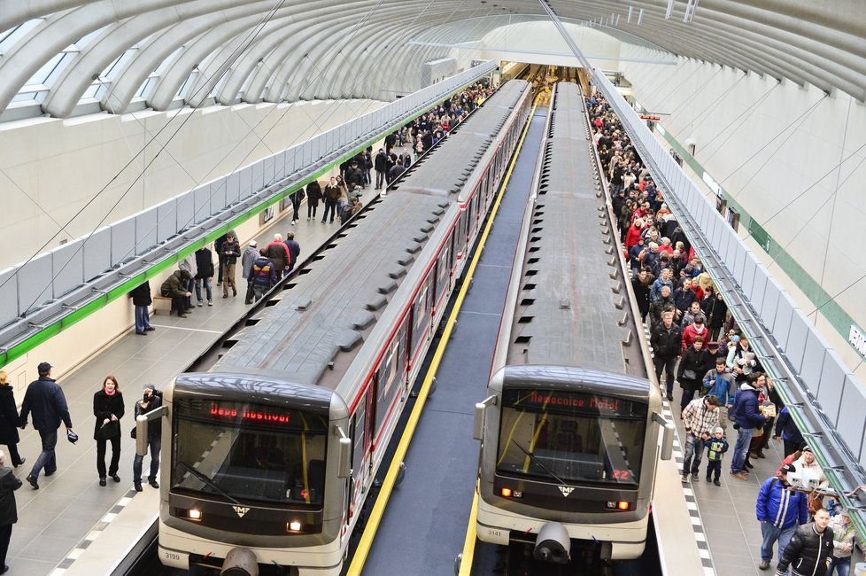 Metro A se dočkalo v roce 2015 prodloužení do stanice Nemocnice Motol.