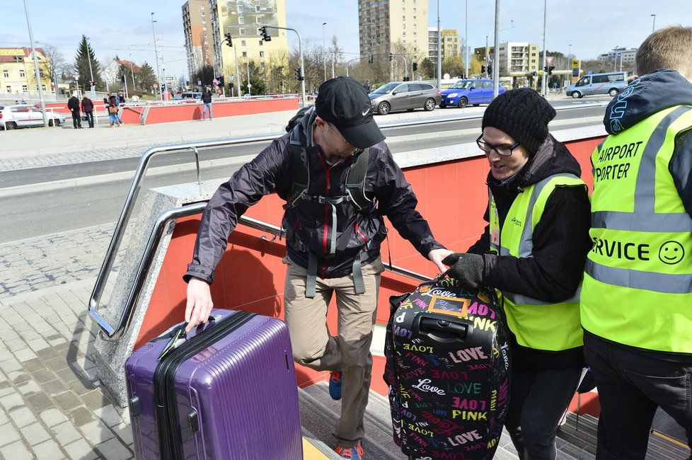 Nejkratší cesta od metra k autobusové zastávce vede po schodišti, u kterého tak trochu chybí eskalátory.