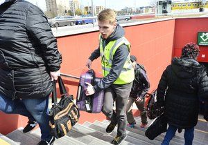 Nejkratší cesta od metra k autobusové zastávce vede po schodišti, u kterého tak trochu chybí eskalátory.