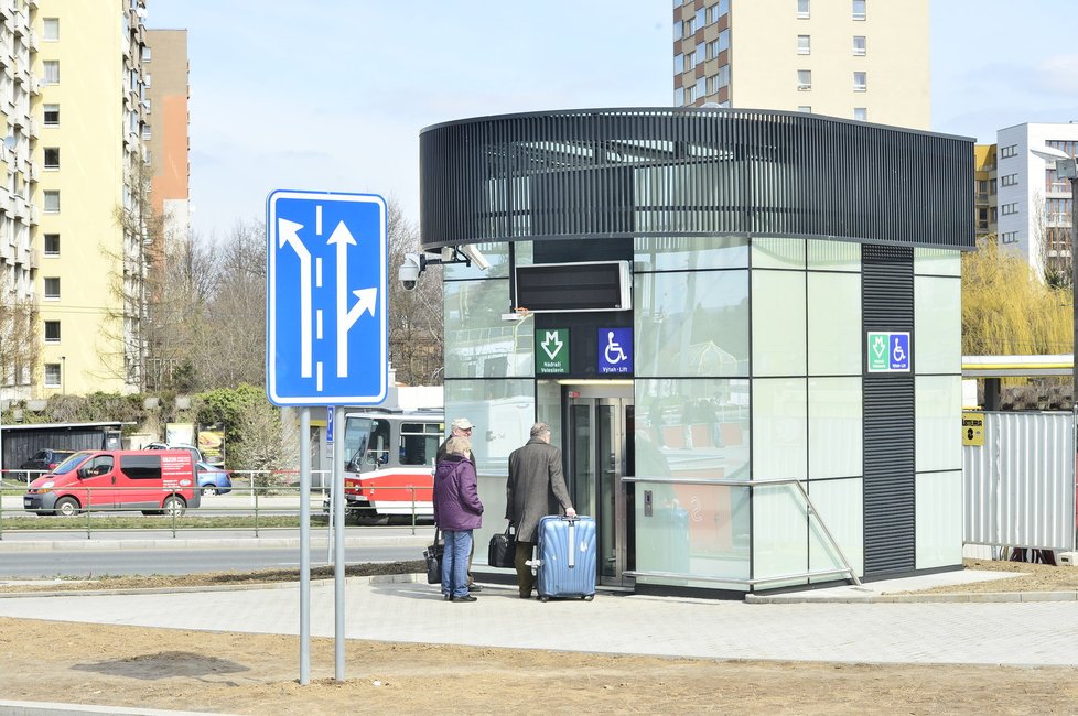 Ze stanice Nádraží Veleslavín sice vede výtah, ale ten ústí až za křižovatkou.