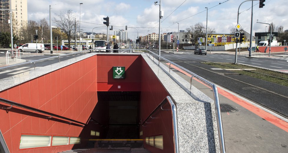 Nejkratší cesta od metra k autobusové zastávce vede po schodišti, u kterého tak trochu chybí eskalátory.