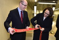 Střihoruká Krnáčová otevřela s premiérem nové metro A. Sobotka jí dal slib