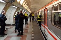 Dal mu hlavičku, pak ho strčil! Žena popsala, jak zemřel muž v metru, policie hledá svědky