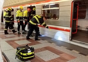 Muž zemřel pod koly přijíždějícího metra v Praze.
