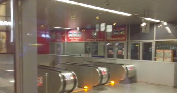 Policie obvinila dvě osoby v souvislosti s pádem muže do kolejiště metra na Andělu.