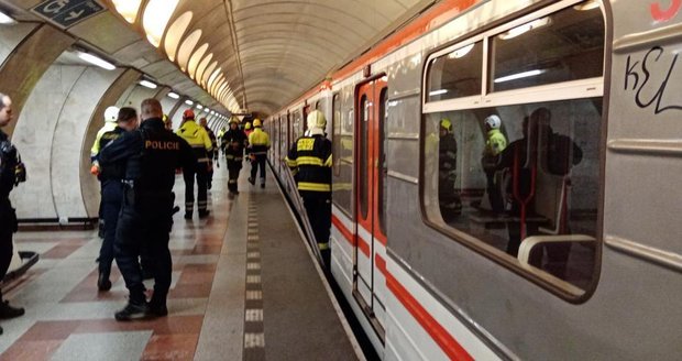 Dal mu hlavičku, pak ho strčil! Žena popsala, jak zemřel muž v metru, policie hledá svědky