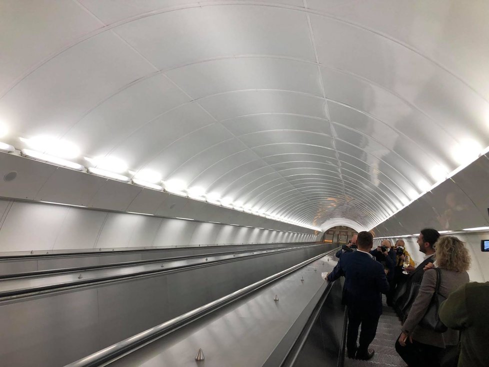 Po 11 měsících se otevřel výstup metra Anděl - Na Knížecí. Vestibulu byla navrácena jeho původní podoba
