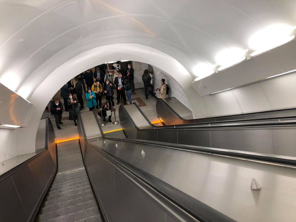 Po 11 měsících se otevřel výstup metra Anděl - Na Knížecí. Vestibulu byla navrácena jeho původní podoba
