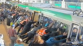 Dobří lidé ještě nevymřeli. Cestující v metru pomáhali muži se zaseknutou nohou