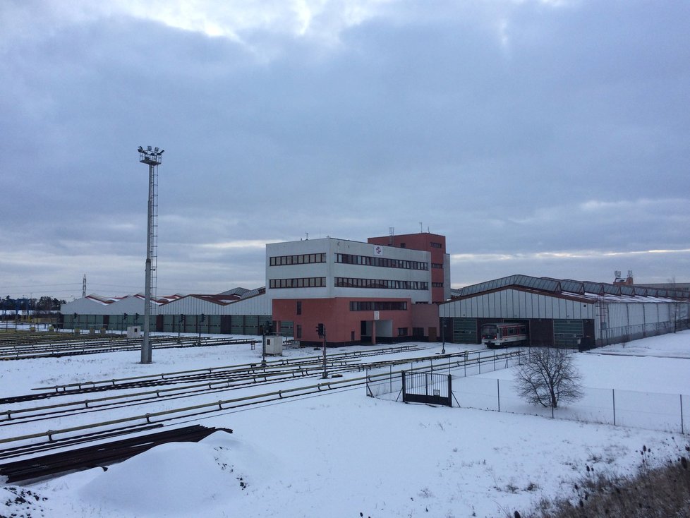 Metro by mohlo vést ještě kousek za stanici za Zličín. Do budovy, která nyní slouží jako depo.