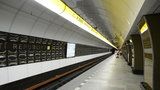 Muž (60) skočil na Náměstí Republiky pod metro a zemřel. Vlaky nejezdily dvě hodiny