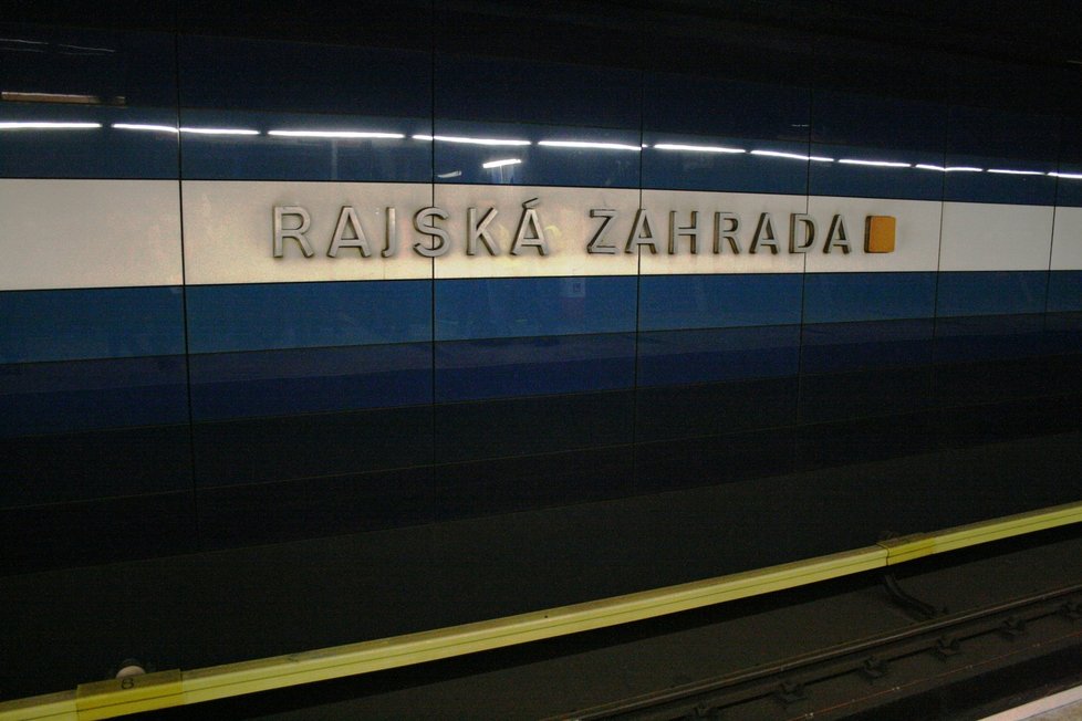 Stanice metra B Rajská zahrada (24. listopadu 2021)