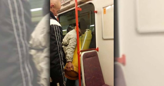 S plynovou bombou vyrazil do metra! Nebezpečný cestující v pražské MHD