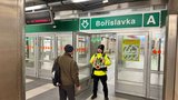Komplikace na áčku: Metro usmrtilo člověka, mezi Petřinami a Dejvickou nejezdilo