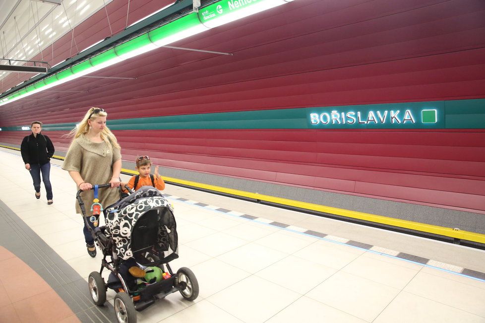 Výtahy ve stanici metra Bořislavka nefungují, když foukne vítr