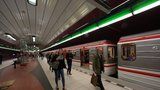 Ve stanici metra Bořislavka byla osoba pod soupravou. Doprava stála v obou směrech