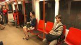 Nové sedačky v metru se lidem líbí. „Ale jsou nepohodlné na záda,“ říká Martina