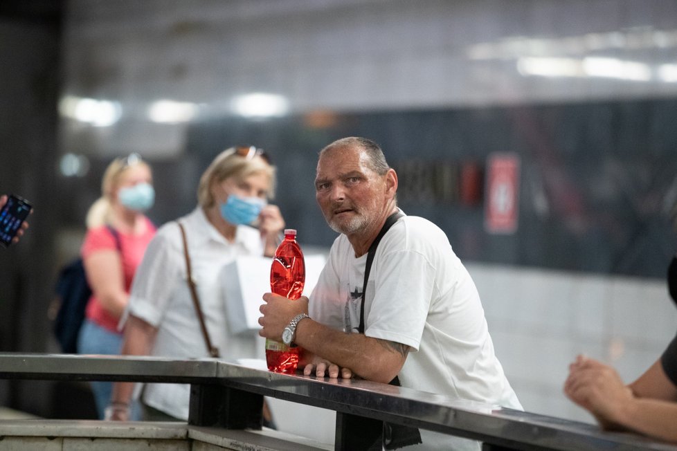 V metru jsou stále povinné roušky, i přesto je však mnoho lidí nenosí. (21.7.2020)