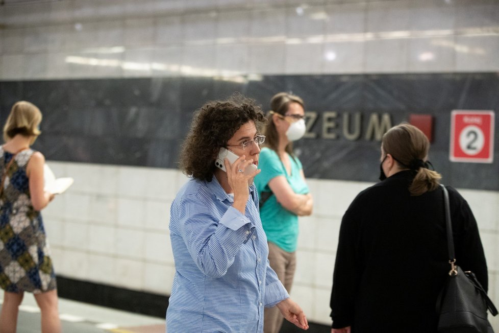 V metru jsou stále povinné roušky, i přesto je však mnoho lidí nenosí. (21.7.2020)