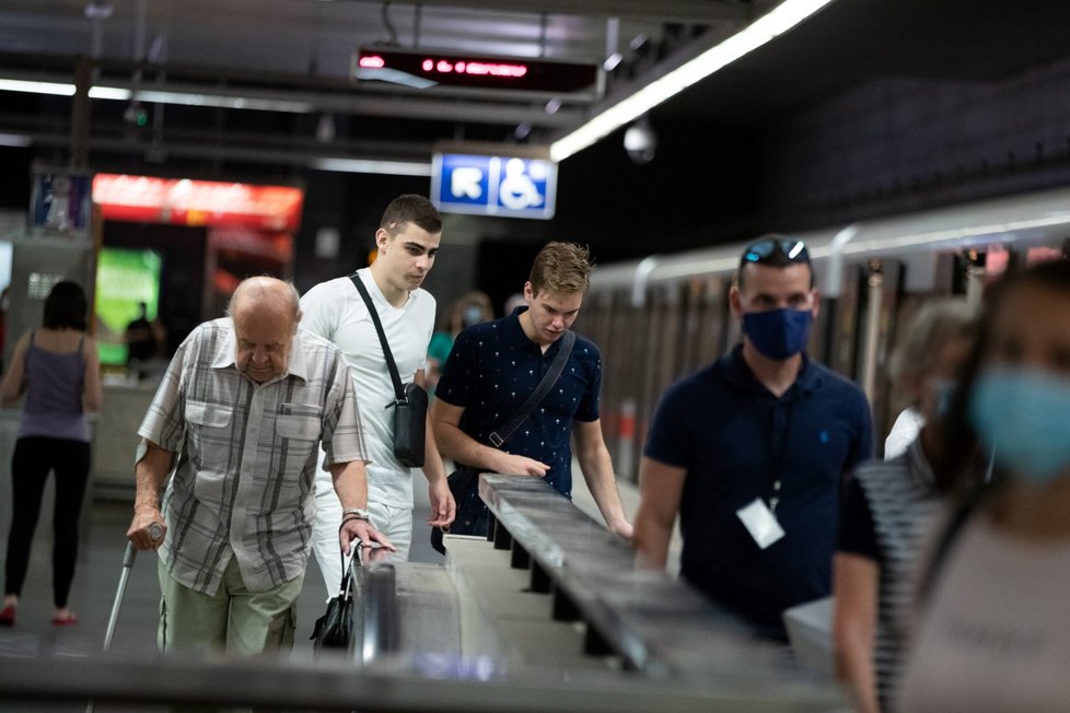 V metru jsou stále povinné roušky, i přesto je však mnoho lidí nenosí (21. 7. 2020).