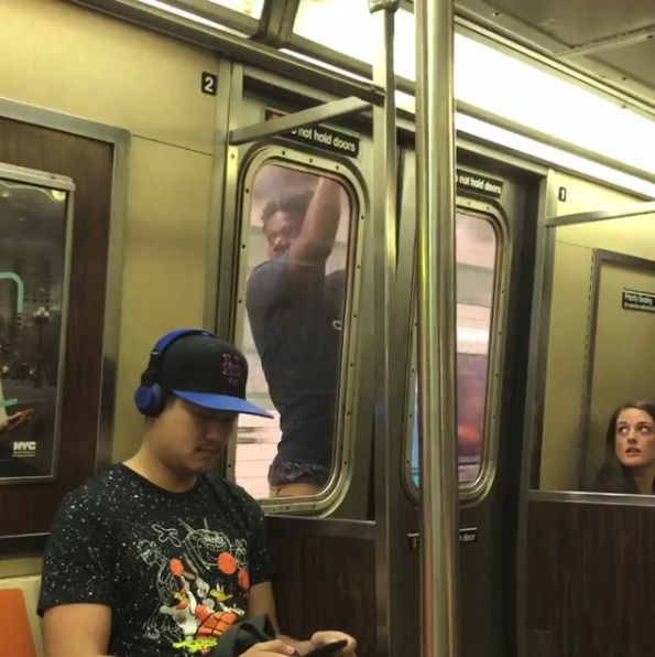 Nebezpečná jízda metrem: Muž zřejmě nedoběhl metro, tak se zavěsil na dveře!