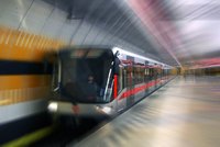 Strážník chtěl zadržet zloděje: Poprali se a spadli pod metro!