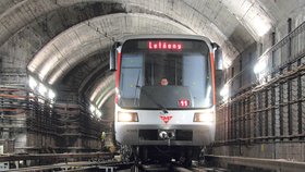 V pražském metru na trase C skočil do kolejiště neznámý muž