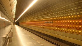 Stanice Hradčanská na trase metra A v Praze