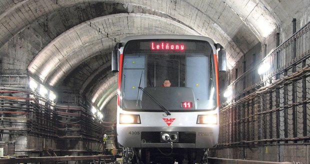 Ilustrační foto. Metro na trase linky C stojí, pod vagóny údajně spadlo dítě.