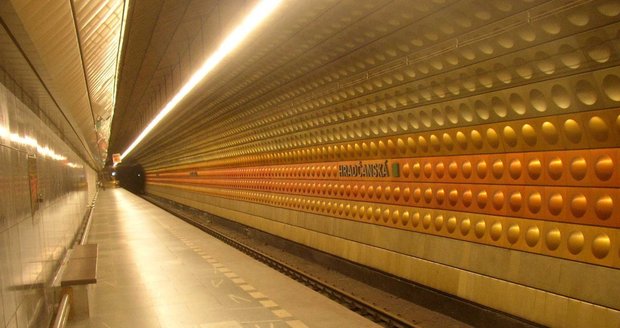 Cestující se metra nedočkají