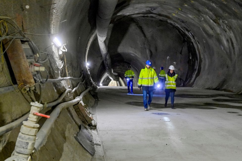 Novináři si mohli 19. ledna 2022 v Praze na Pankráci prohlédnout dvě místa, ve kterých skončil geologický průzkum stavby trasy metra D, který vyšel na zhruba 1,82 miliardy Kč.