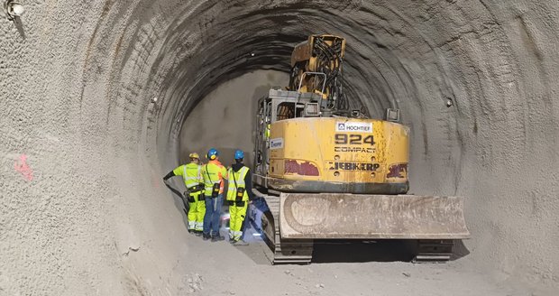 Dělníci na stavbě pražského metra D prorazili 468 metrů dlouhou spojku nové trasy s linkou C, 4. října 2024, Praha.  Dělníci na stavbě pražského metra D prorazili 468 metrů dlouhou spojku nové trasy s linkou C, 4. října 2024, Praha.