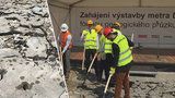 Na Pankráci začala výstavba metra D: „Kravaťáci“ vzali do rukou sbíječky a lopaty