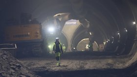 Přes 30 metrů pod zemí probíhají již přes rok stavební práce na trase metra D. Stavitelé zatím vykopali 1,6 km tunelů