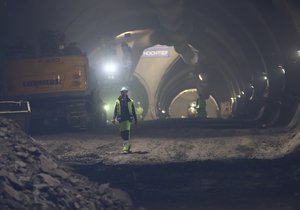 Přes 30 metrů pod zemí probíhají již přes rok stavební práce na trase metra D. Stavitelé zatím vykopali 1,6 km tunelů