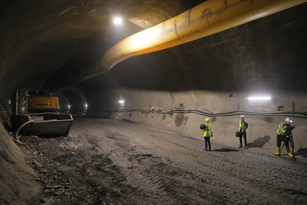 Přes 30 metrů pod zemí probíhají již přes rok stavební práce na trase metra D. Stavitelé zatím vykopali 1,6 km tunelů.