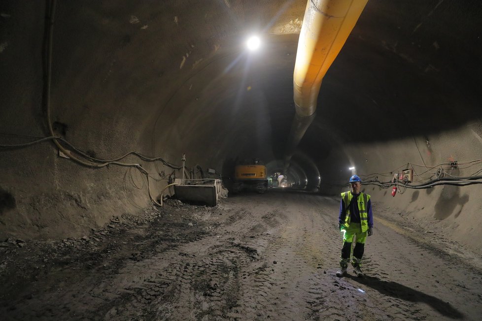 Přes 30 metrů pod zemí probíhají již přes rok stavební práce na trase metra D. Stavitelé zatím vykopali 1,6 km tunelů.