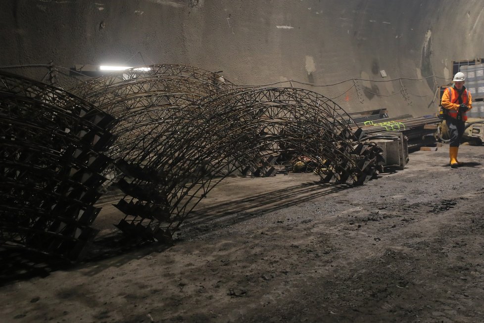 Přes 30 metrů pod zemí probíhají již přes rok stavební práce na trase metra D. Stavitelé zatím vykopali 1,6 km tunelů