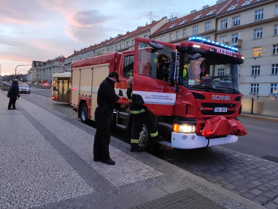 V metru ve stanici Dejvická spadl člověk do kolejiště.