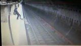 Žena skopla dívku (†25) pod přijíždějící metro. Když se snažila zachránit, kopla ji do hlavy