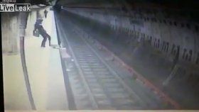 Žena skopla dívku (†25) pod přijíždějící metro