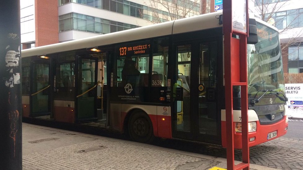 Provoz v okolí stanice zajišťují náhradní autobusy.