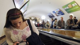 Dívka si v metru čte knížku na elektronické čtečce. Ilustrační fofo